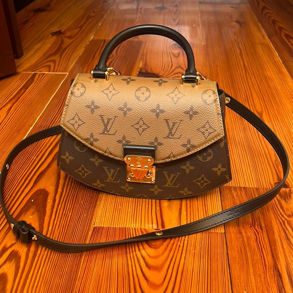 Authentic Louis Vuitton, Small Crossbody bag - Picture 1 of 10